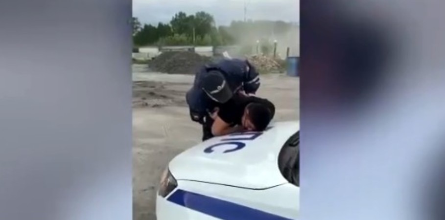 Σκληρές εικόνες: Ρώσος αστυνομικός πυροβολεί εξ επαφής και σκοτώνει 19χρονο Αζέρο